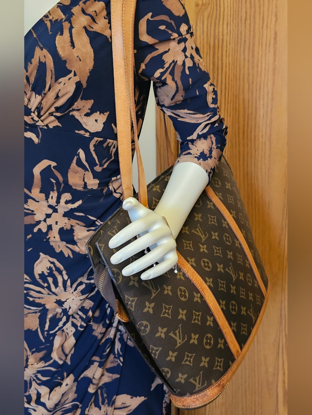 Louis Vuitton Babylone Tote Bag. - Picture 9 of 16